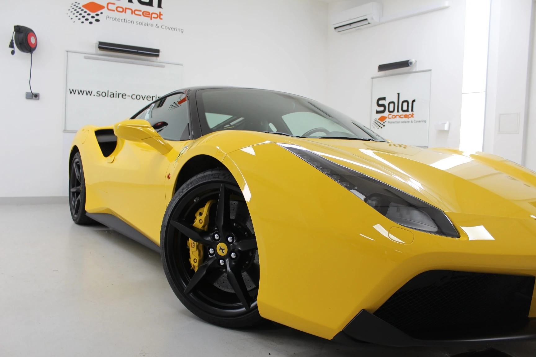 FERRARI 488 GTB GIALLO MODENA — photo 2