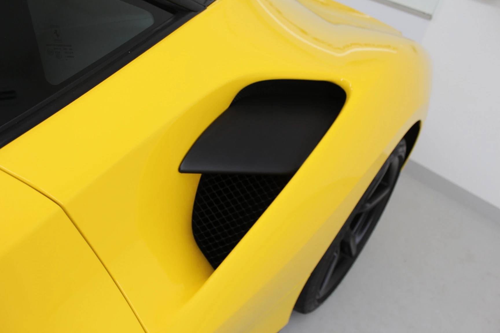 FERRARI 488 GTB GIALLO MODENA — photo 4