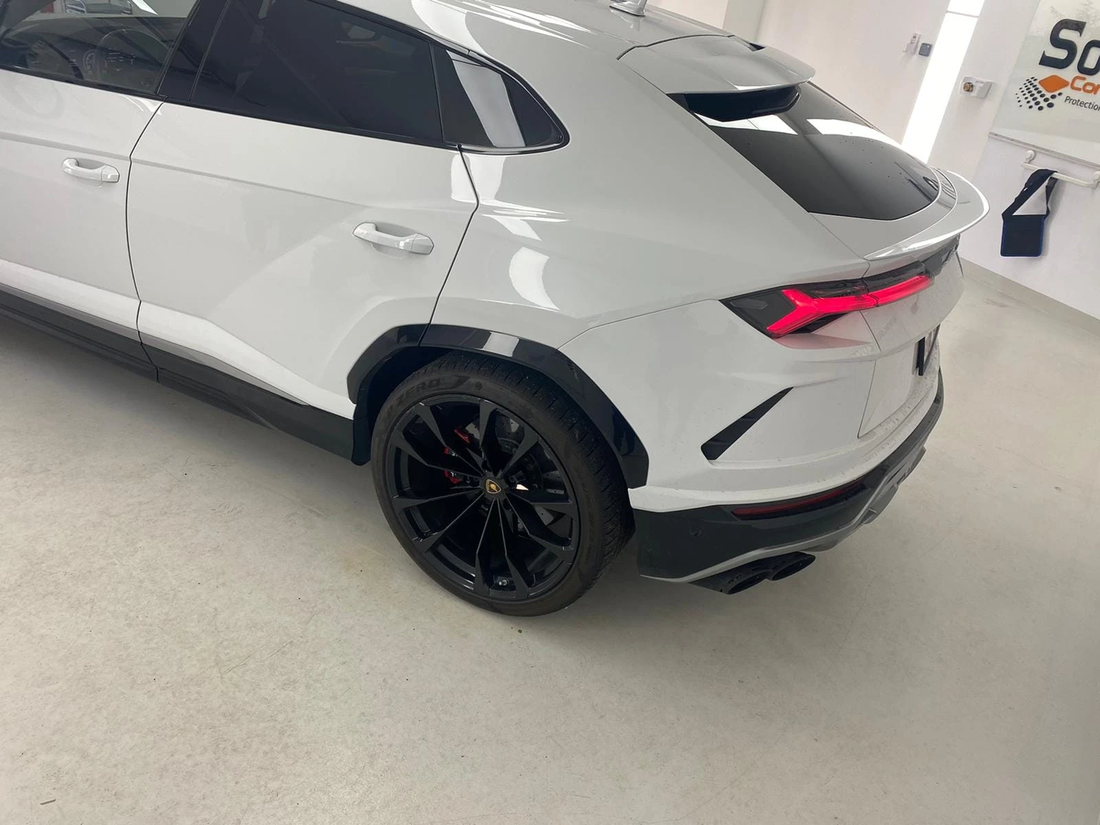 LAMBORGHINI URUS — photo 1